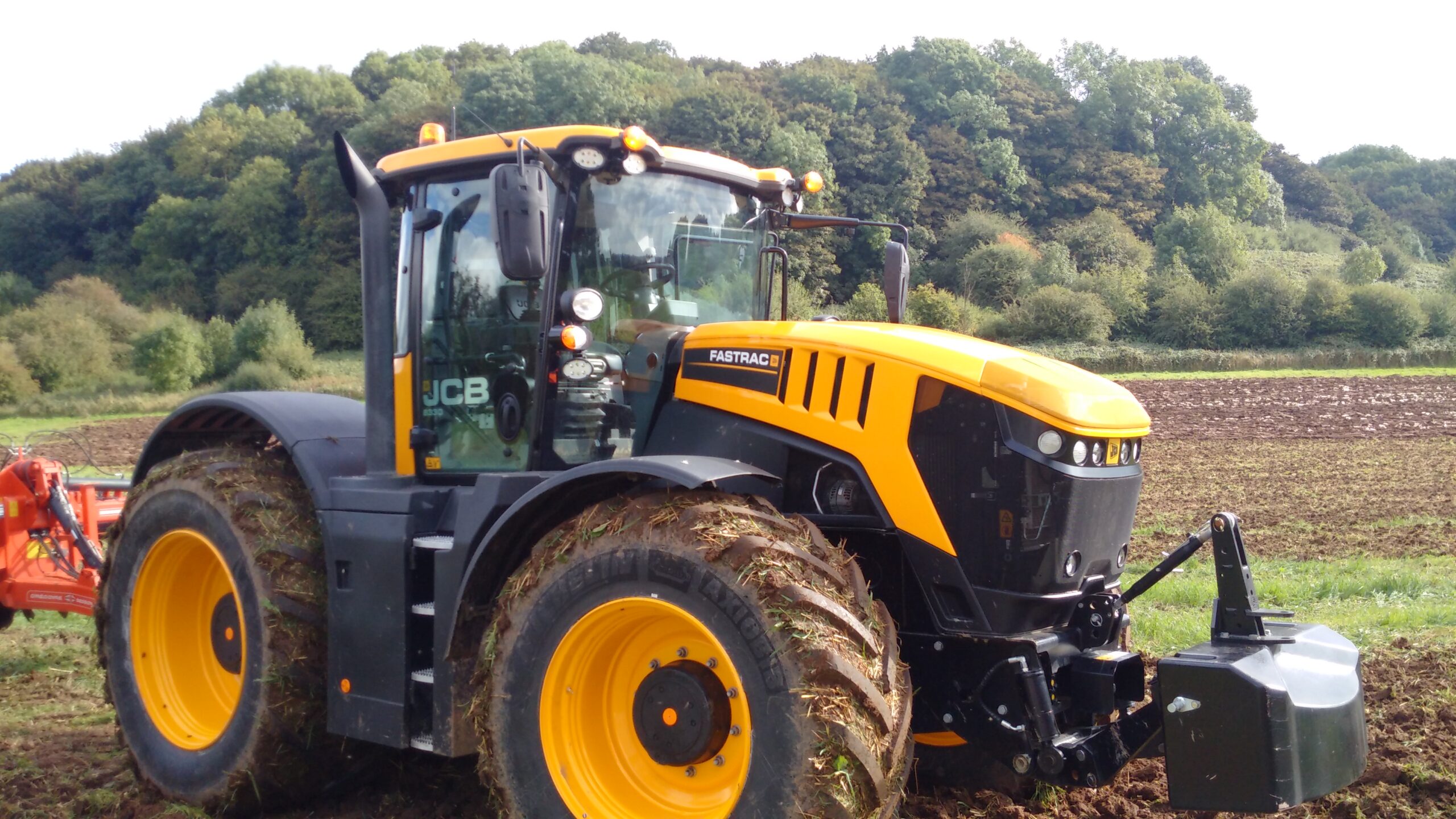 Demo tractor JCB Fastrac 8330 fata. Poza din cadrul evenimentului de lansare a noilor tractoare JCB Fastrac 8290 si 8330. 25 de ani de Fastrac